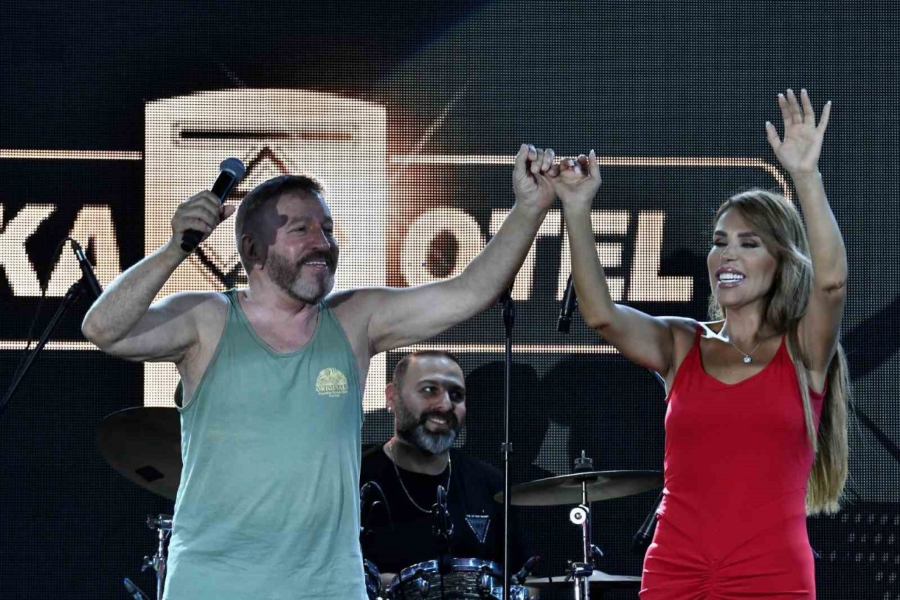 Mustafa Topaloğlu ve Hande Dönmez birlikte şarkı söyledi