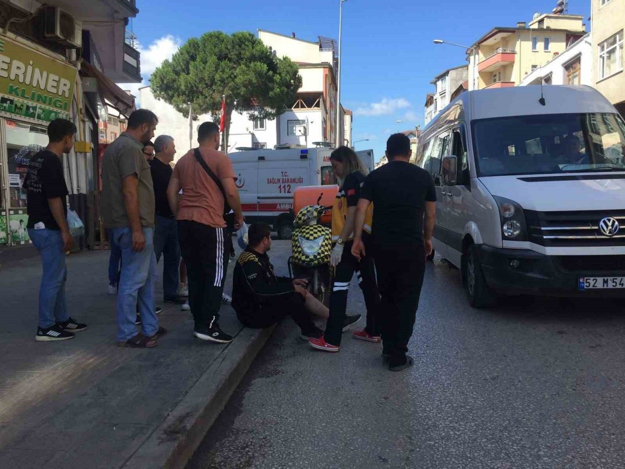 Aracın sıkıştırdığı motosiklet devrildi: 1 yaralı