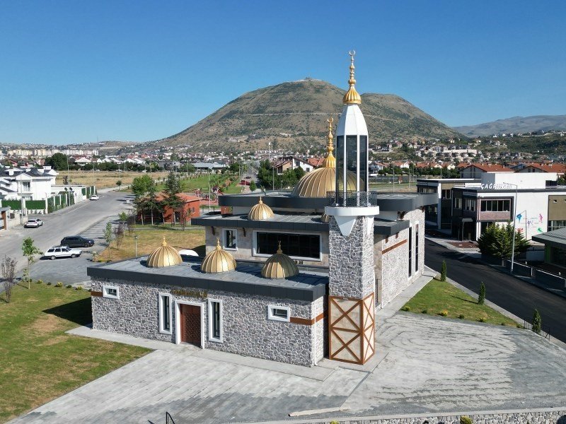 Mimarisiyle Kayseri’de tek olan Saçmacı Cami ibadete açıldı