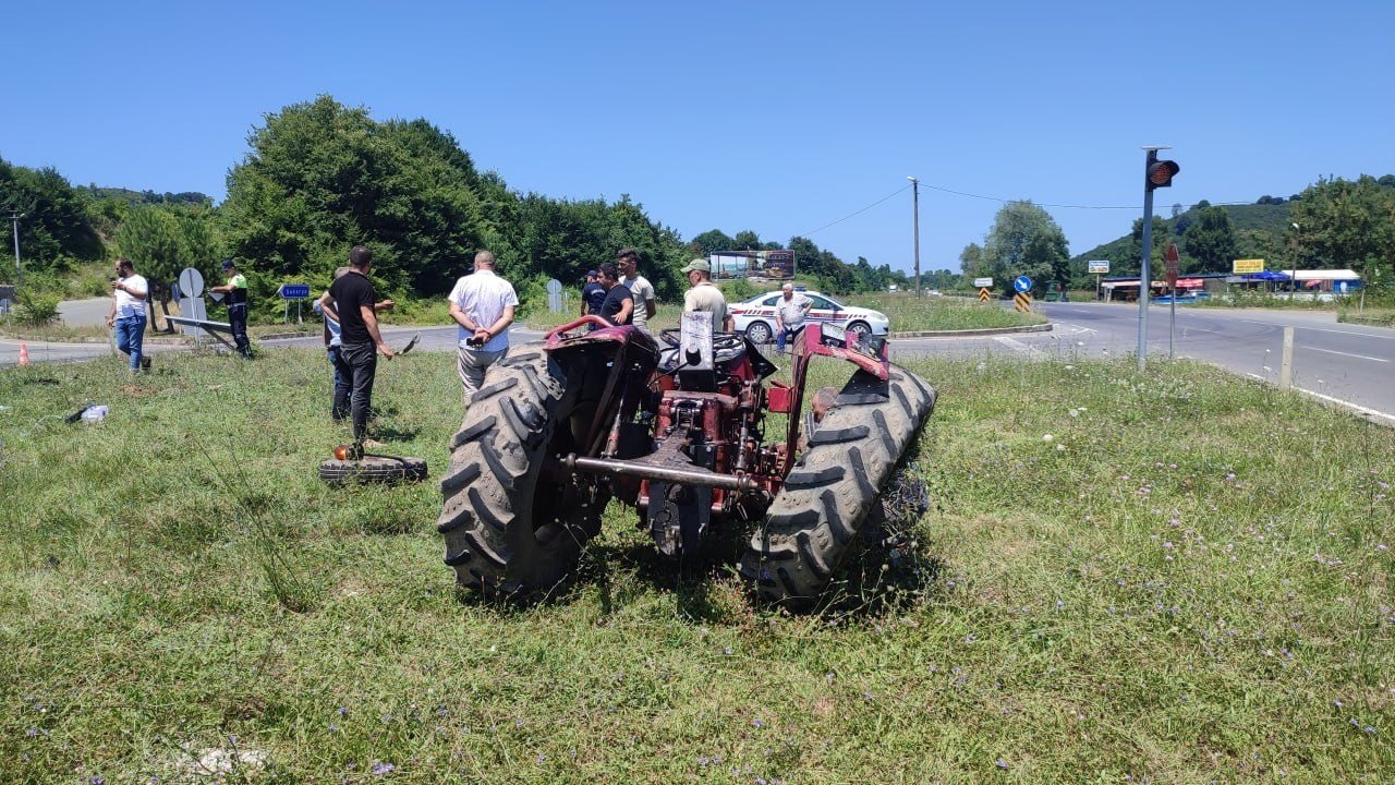 Sakarya’da hasta nakil aracı ile traktör çarpıştı: 1 ağır yaralı