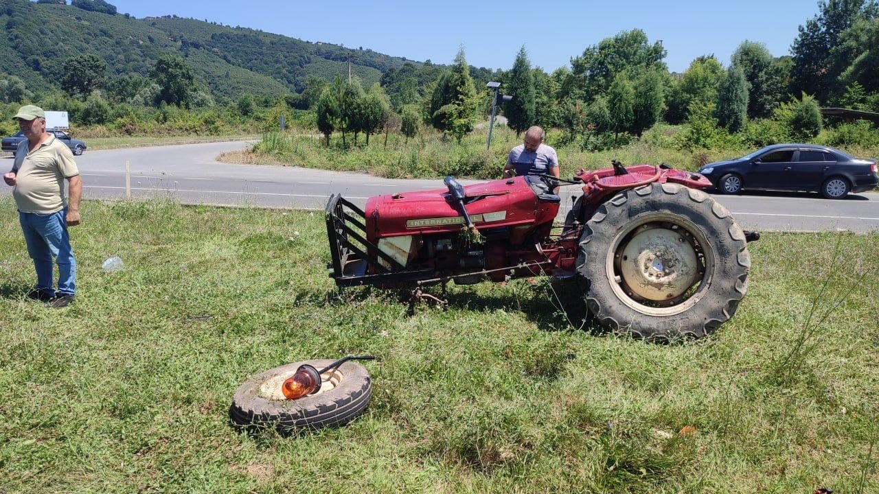 Sakarya’da hasta nakil aracı ile traktör çarpıştı: 1 ağır yaralı