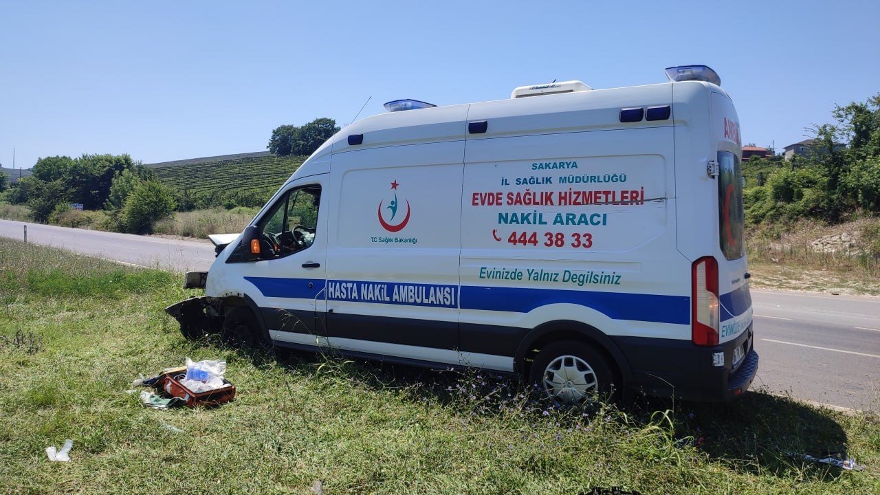 Sakarya’da hasta nakil aracı ile traktör çarpıştı: 1 ağır yaralı