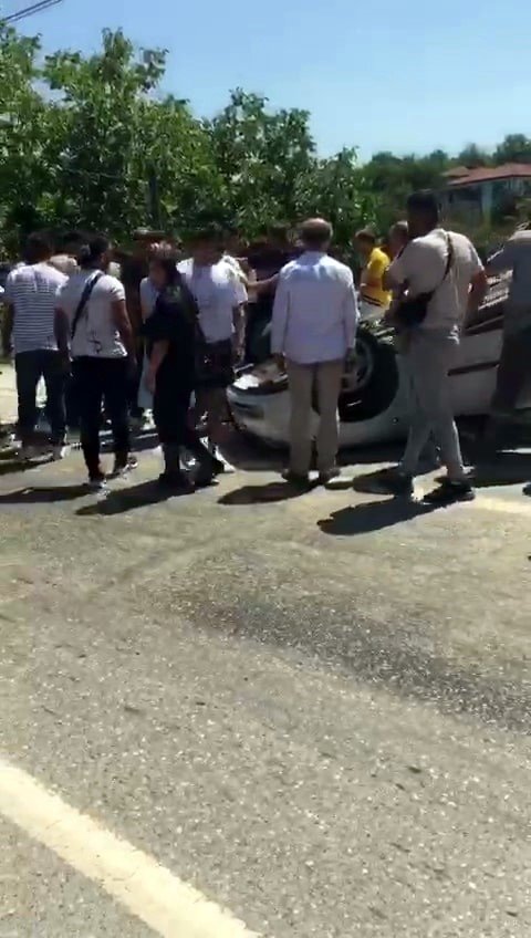 Sakarya’da otomobil takla attı: 2’si çocuk 4 yaralı