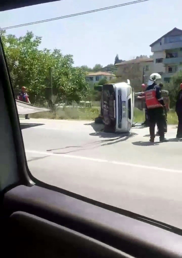 Sakarya’da otomobil takla attı: 2’si çocuk 4 yaralı