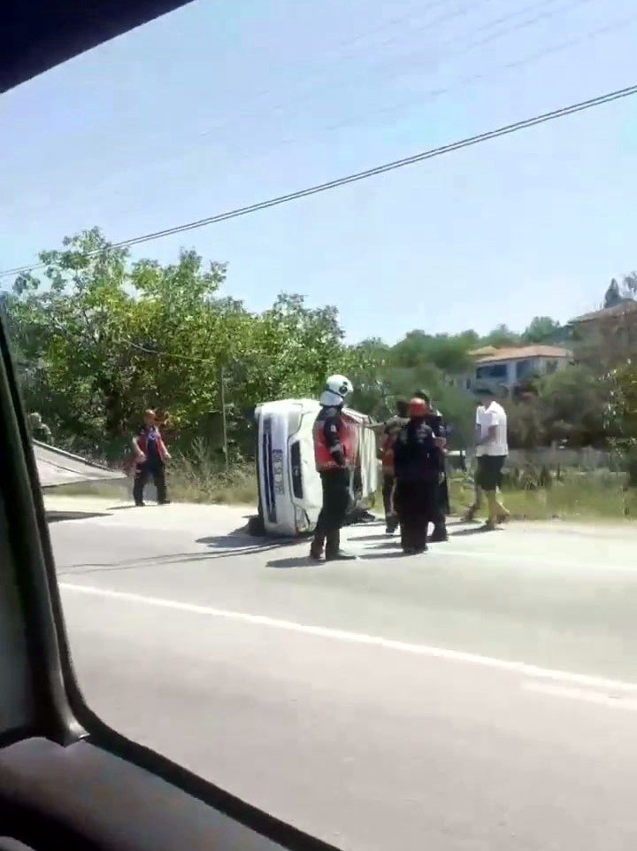 Sakarya’da otomobil takla attı: 2’si çocuk 4 yaralı