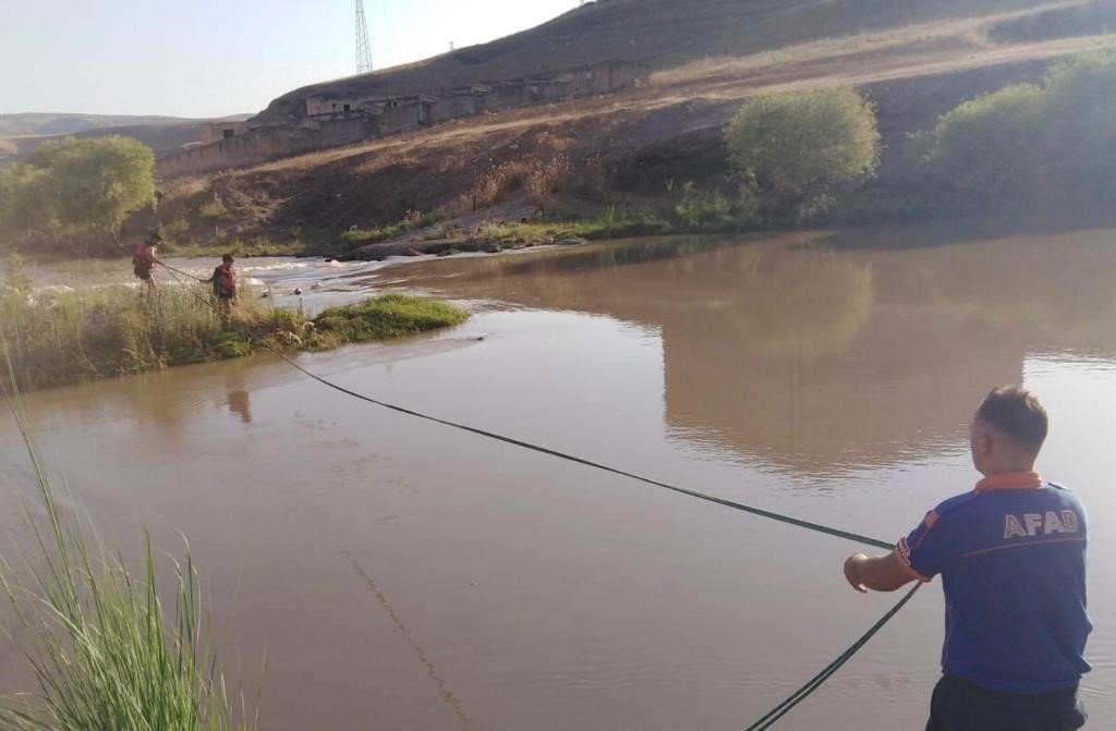 Baraj kapakları açılınca suya kapılan vatandaşın imdadına AFAD yetişti