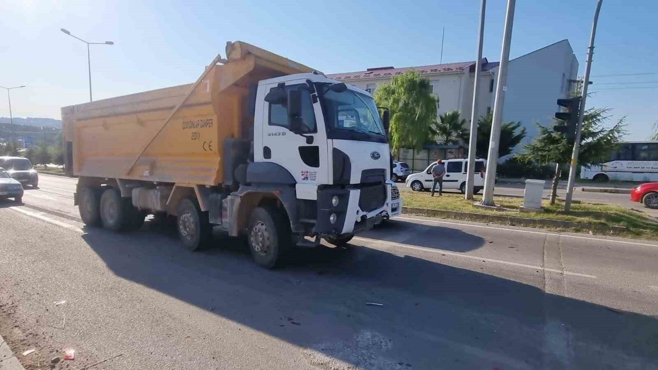 Sinop’ta kamyon kırmızı ışıkta otomobile çarptı: 1 yaralı