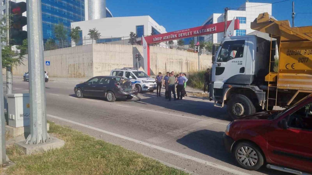 Sinop’ta kamyon kırmızı ışıkta otomobile çarptı: 1 yaralı