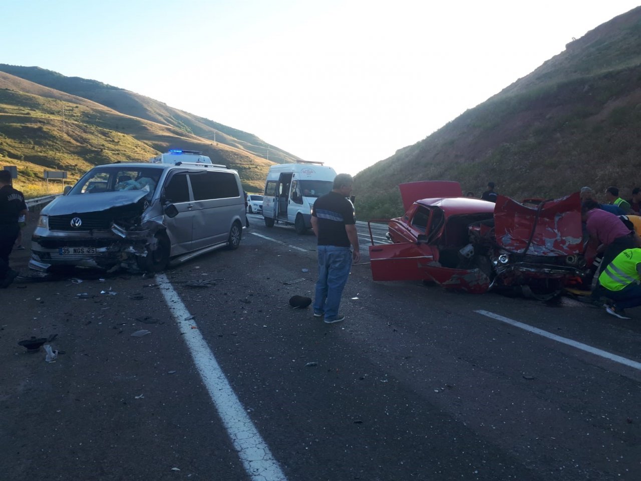 Minibüs ile otomobil kafa kafaya çarpıştı:3 yaralı