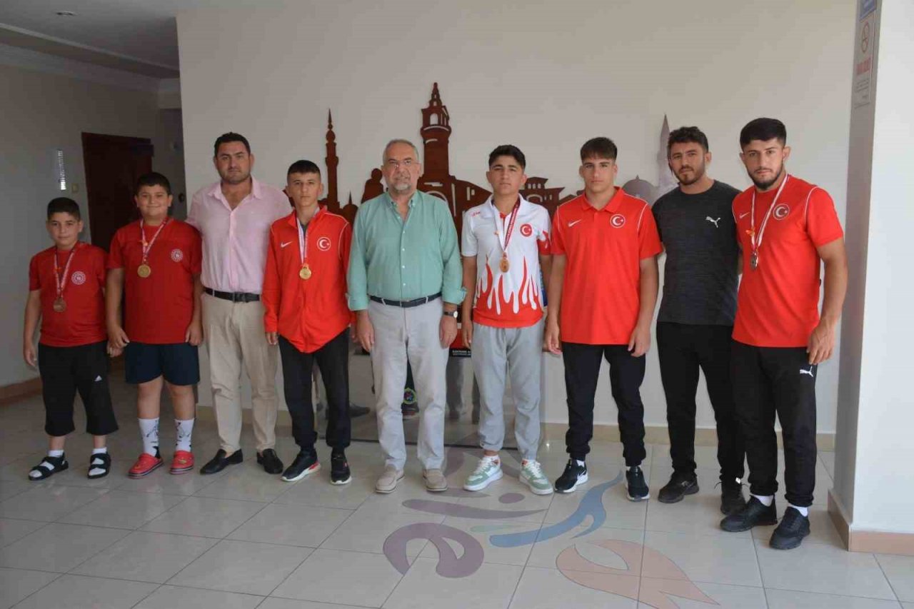 Tokat’ta şampiyon güreşçilere altın ödülü