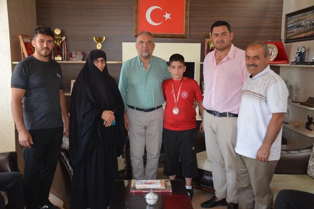 Tokat’ta şampiyon güreşçilere altın ödülü