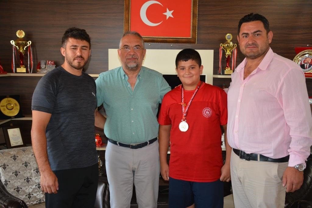 Tokat’ta şampiyon güreşçilere altın ödülü