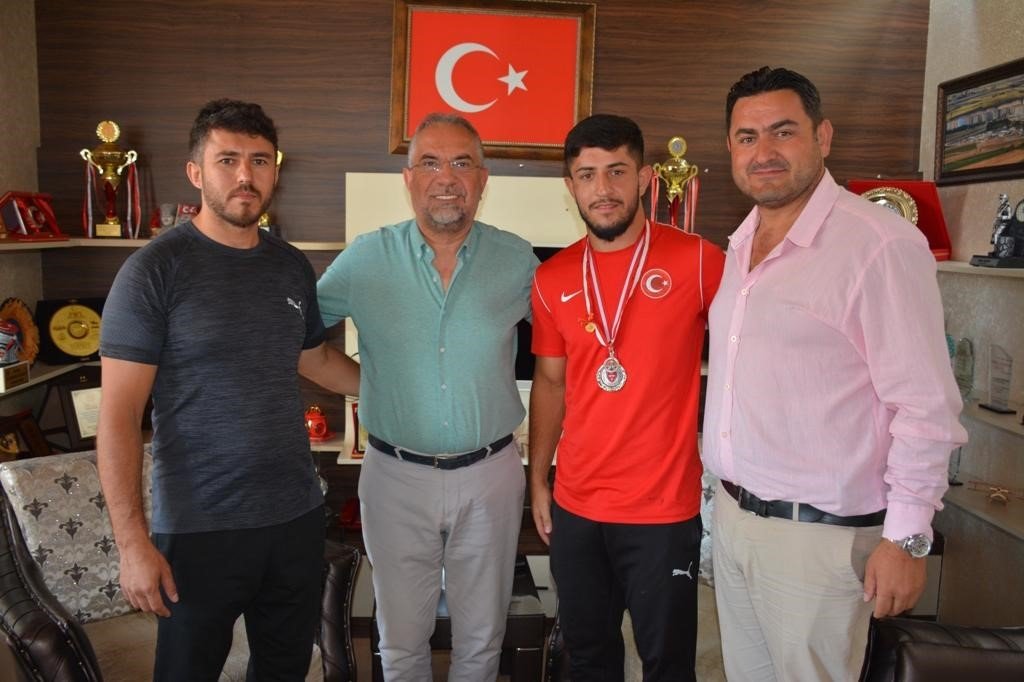 Tokat’ta şampiyon güreşçilere altın ödülü