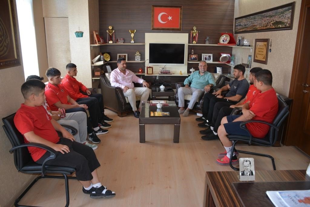 Tokat’ta şampiyon güreşçilere altın ödülü