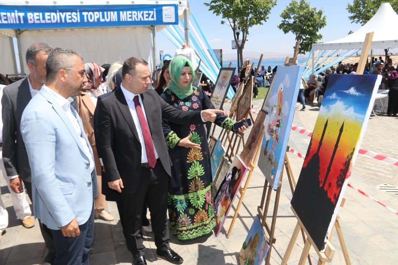 Edremit’te ’Kadın El Emeği ve Sanat Sergisi’ açıldı