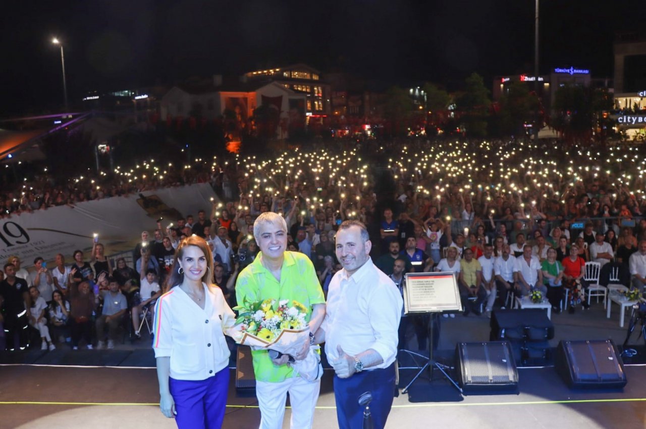 Yalova’da kurtuluş kutlaması Cengiz Kurtoğlu’yla final yaptı