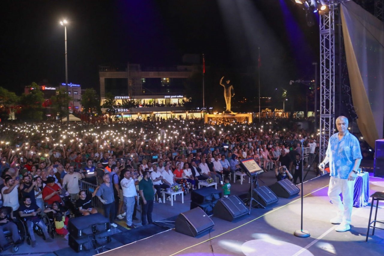 Yalova’da kurtuluş kutlaması Cengiz Kurtoğlu’yla final yaptı