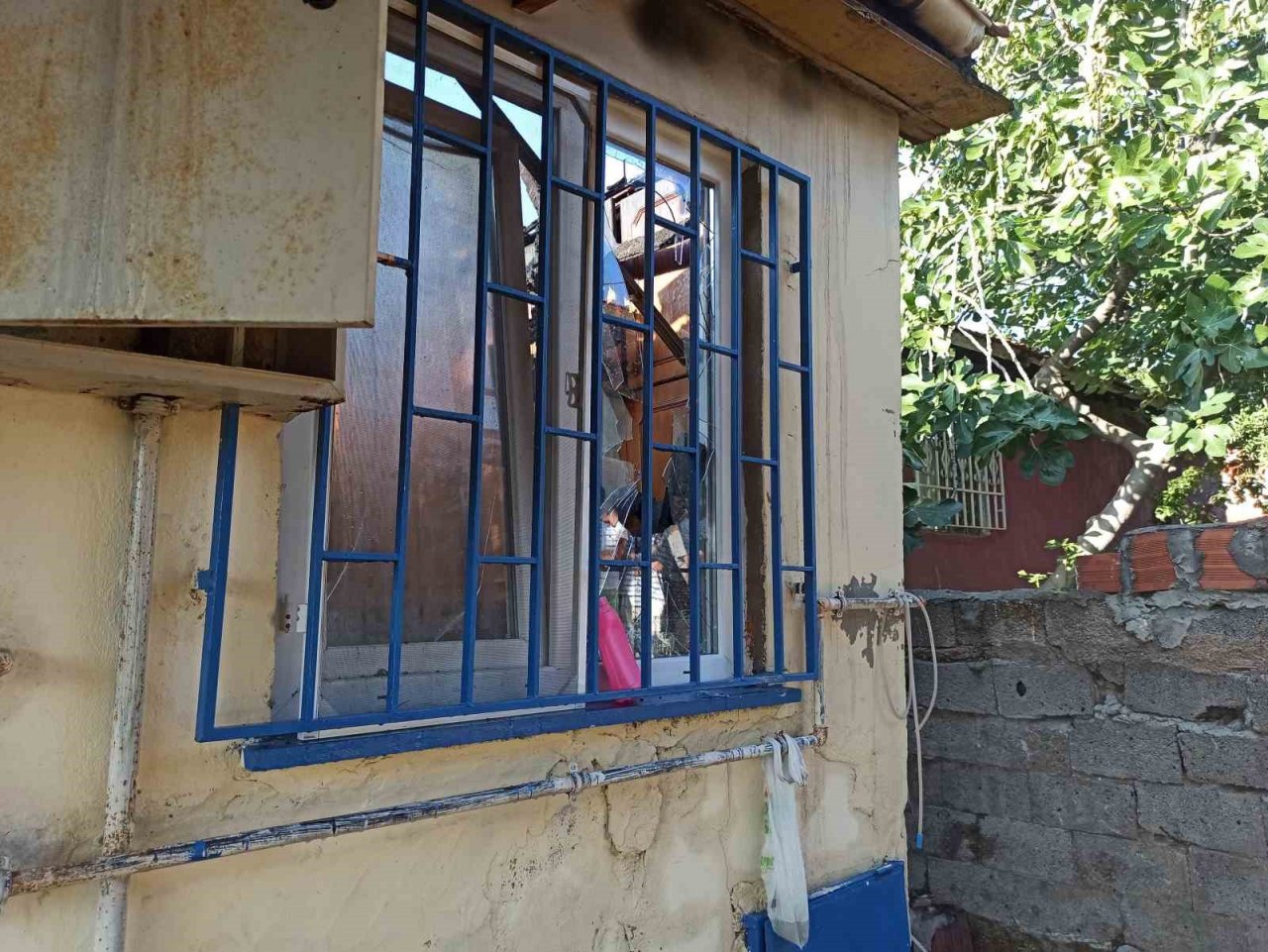 Tuzla’da gecekondu yangını: Yaşlı kadını komşuları kurtardı