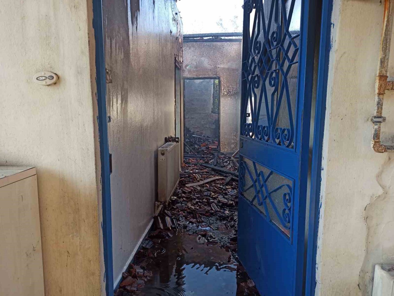 Tuzla’da gecekondu yangını: Yaşlı kadını komşuları kurtardı