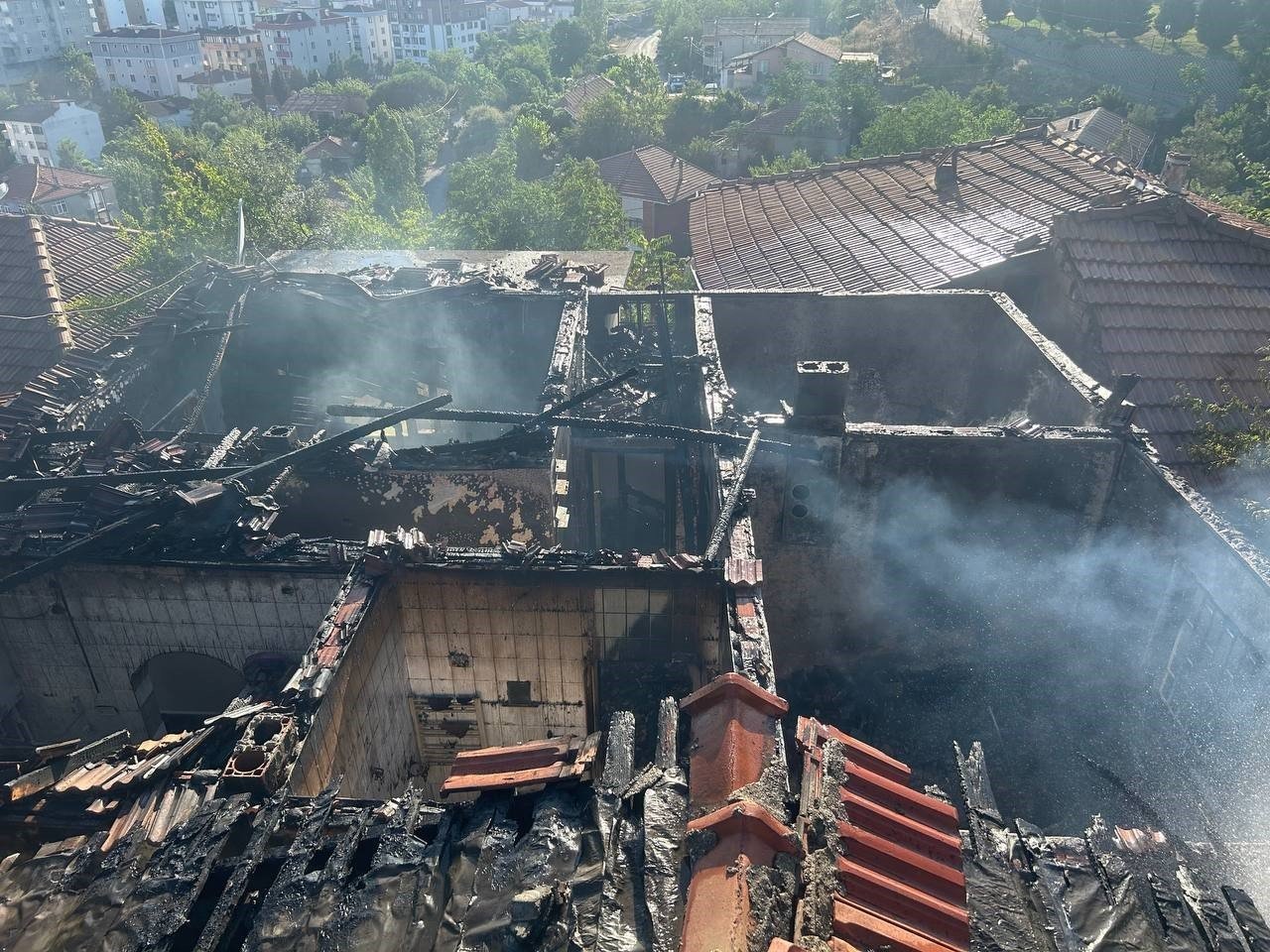 Tuzla’da gecekondu yangını: Yaşlı kadını komşuları kurtardı