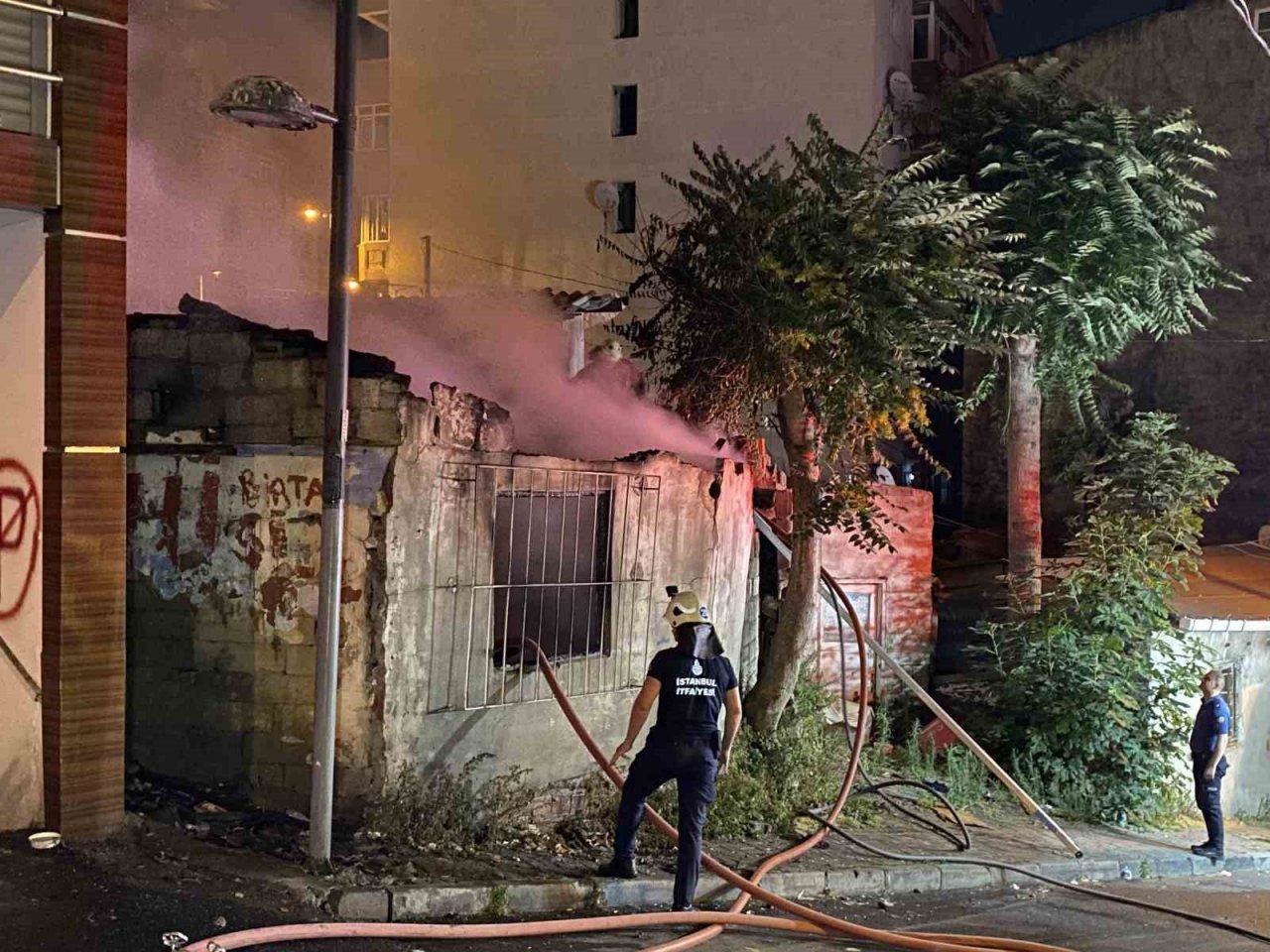 Şişli’de gecekonduda çıkan yangın korkuttu