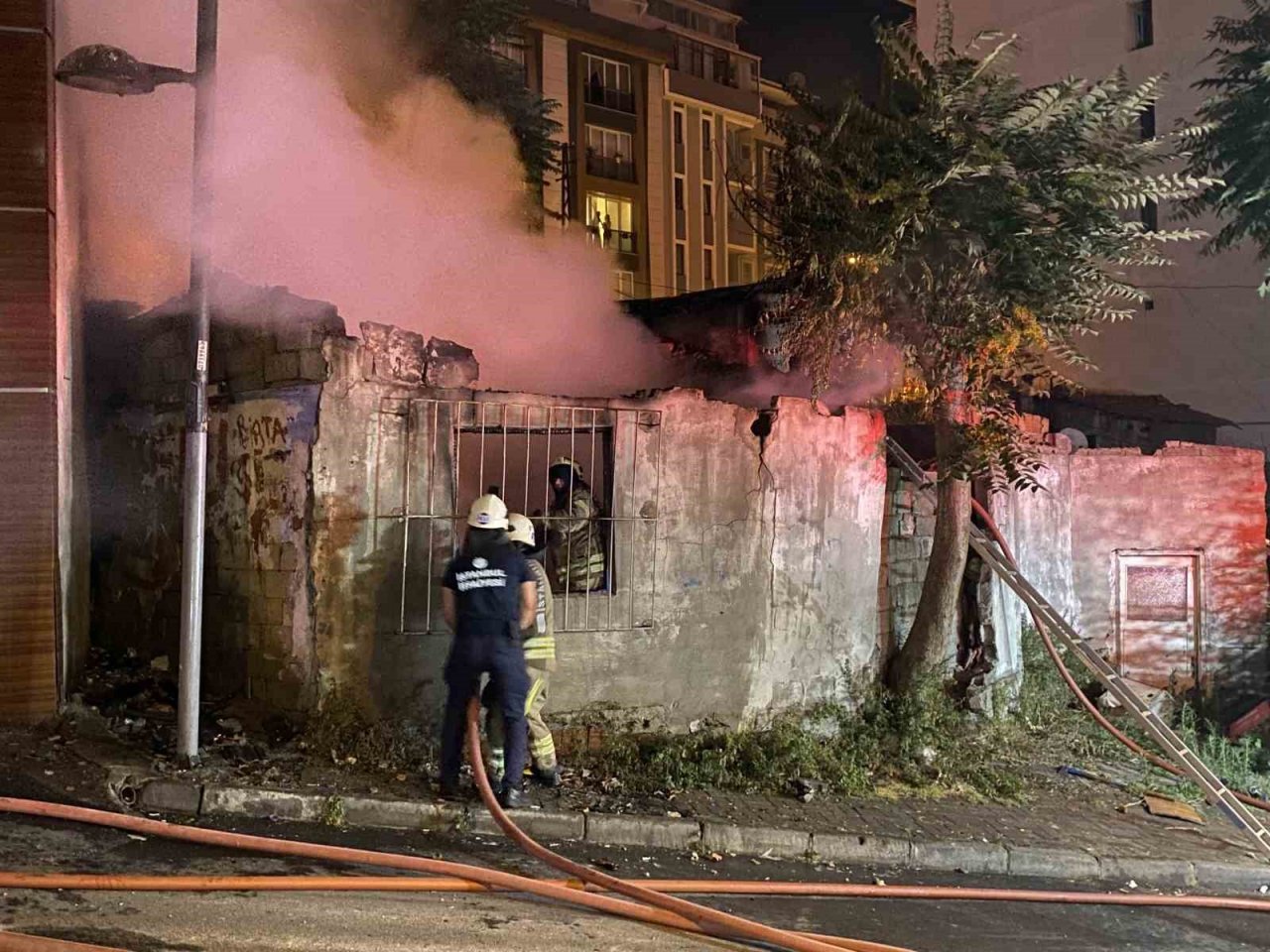 Şişli’de gecekonduda çıkan yangın korkuttu