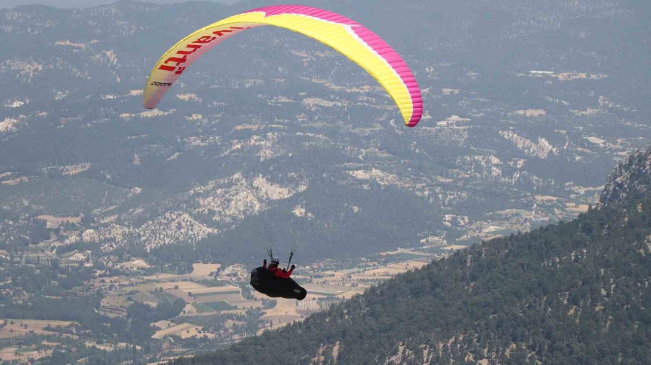 18 ülkeden 101 paraşütçü, Çameli semalarını süsledi