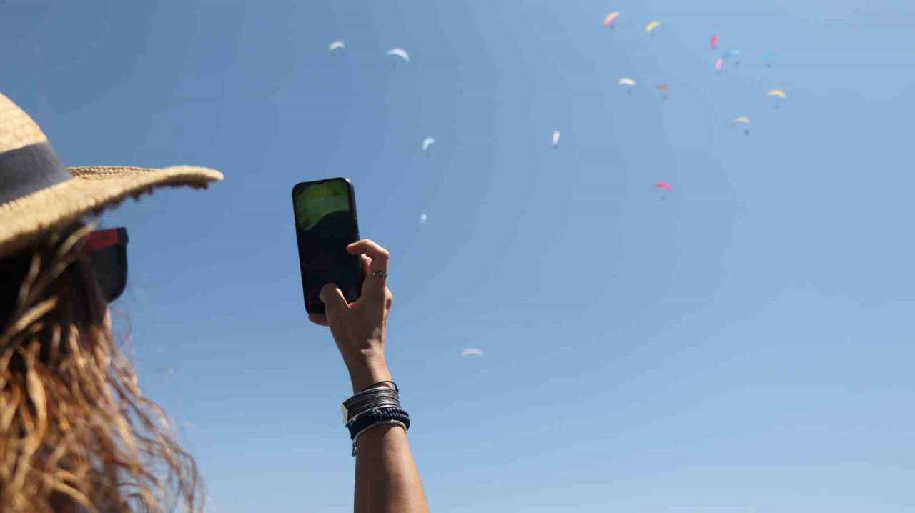 18 ülkeden 101 paraşütçü, Çameli semalarını süsledi