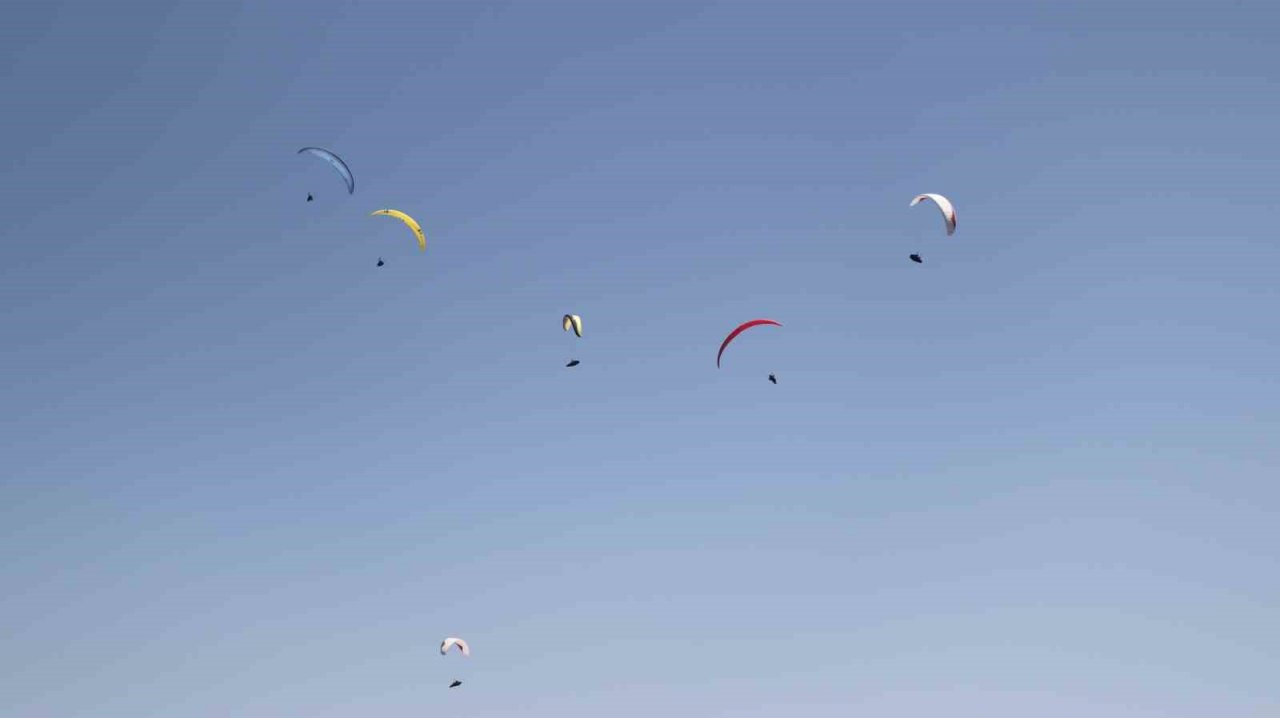 18 ülkeden 101 paraşütçü, Çameli semalarını süsledi