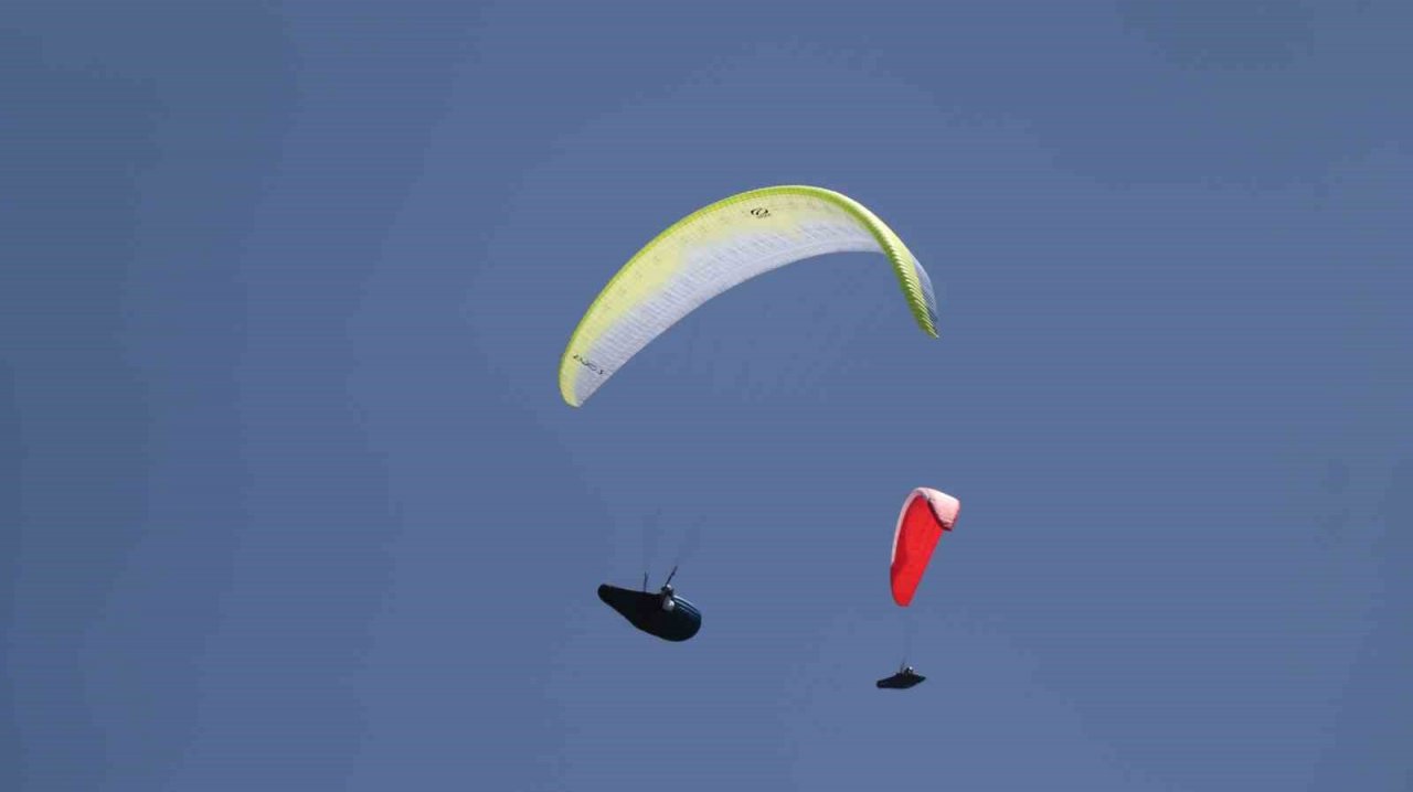 18 ülkeden 101 paraşütçü, Çameli semalarını süsledi