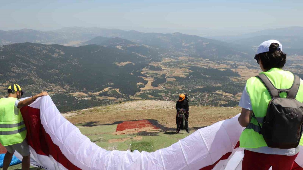 18 ülkeden 101 paraşütçü, Çameli semalarını süsledi