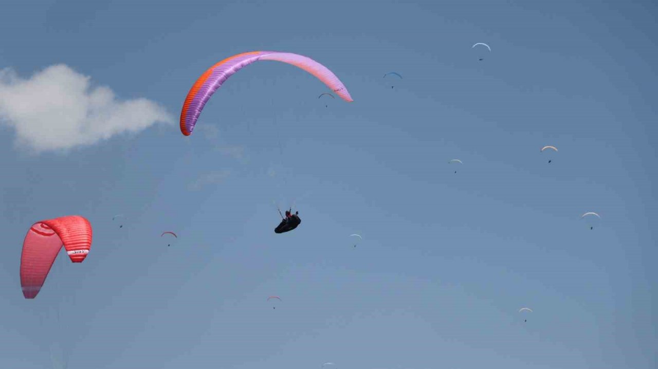 18 ülkeden 101 paraşütçü, Çameli semalarını süsledi