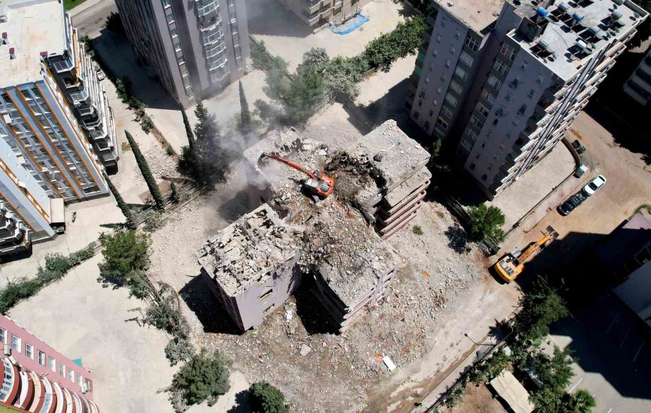 Adana’da yıkılan binalarda dere çakılı kullanılmış