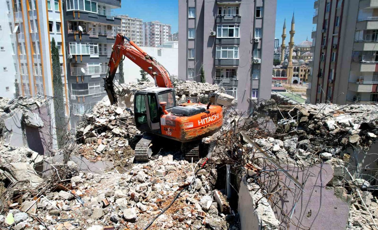 Adana’da yıkılan binalarda dere çakılı kullanılmış