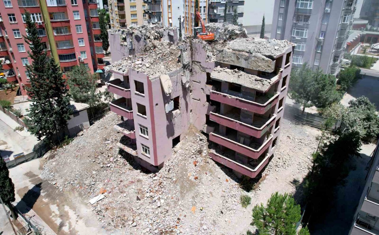 Adana’da yıkılan binalarda dere çakılı kullanılmış