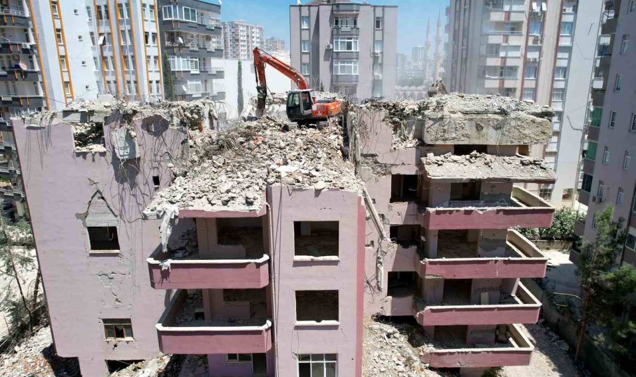 Adana’da yıkılan binalarda dere çakılı kullanılmış