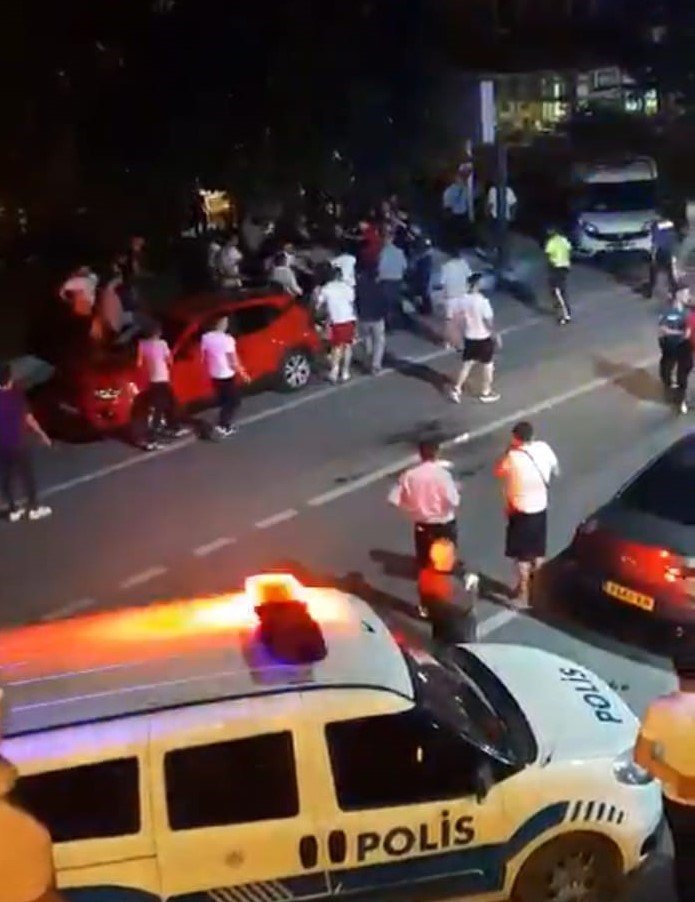 Çay bahçesinden sokağa taşan kavgada 15 kişi bir birine girdi