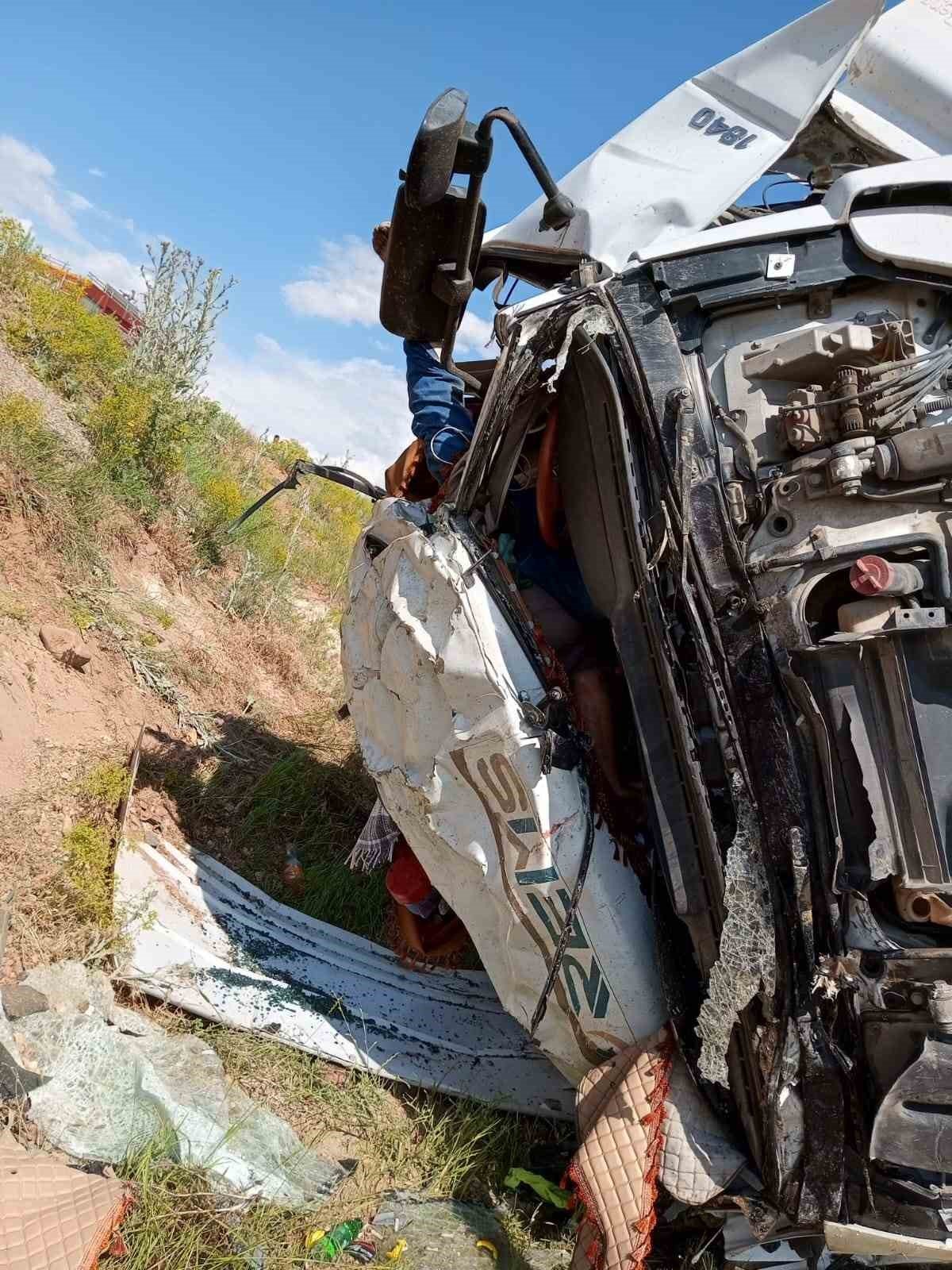 Tır şarampole devrildi: 1 ölü