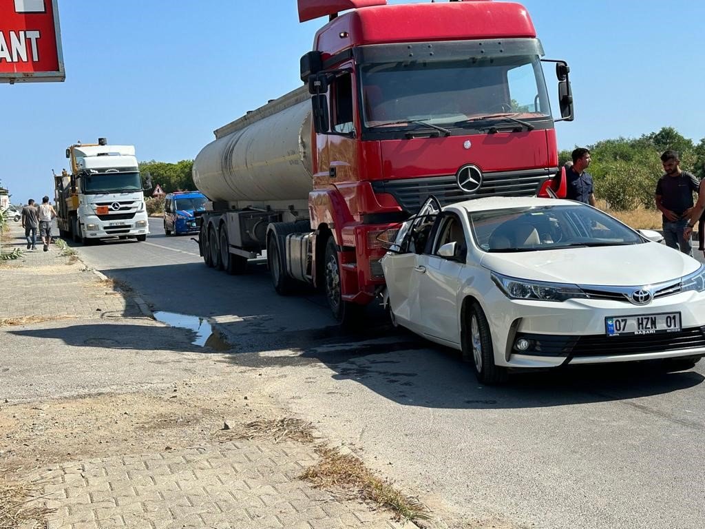 Tanker otomobile arkadan çarptı: 2 yaralı