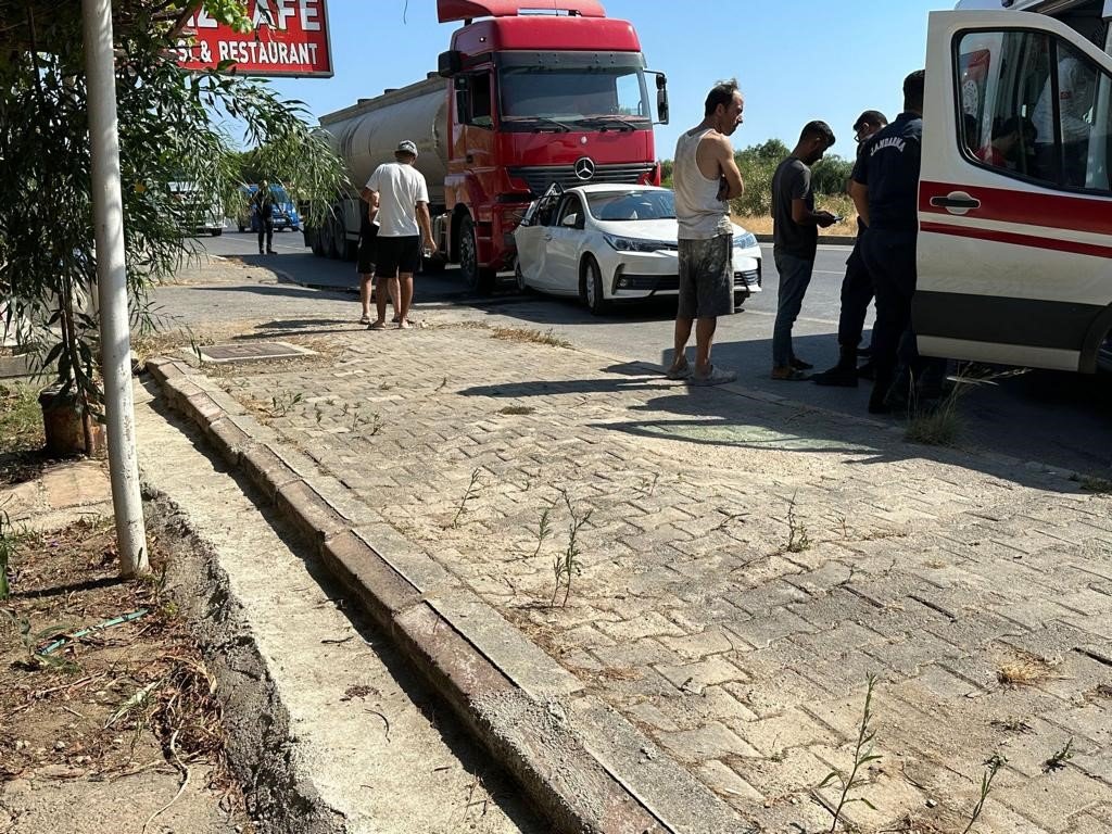 Tanker otomobile arkadan çarptı: 2 yaralı