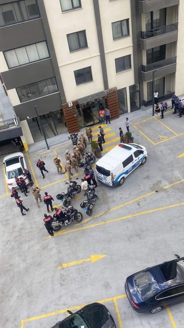 Uyuşturucu etkisindeki şahıs silahla iki kişiyi yaraladıktan sonra intihar etti