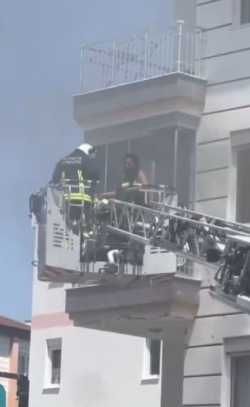 Antalya’da yangında balkonda mahsur kalan kadını itfaiye kurtardı