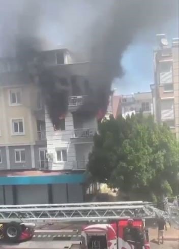 Antalya’da yangında balkonda mahsur kalan kadını itfaiye kurtardı