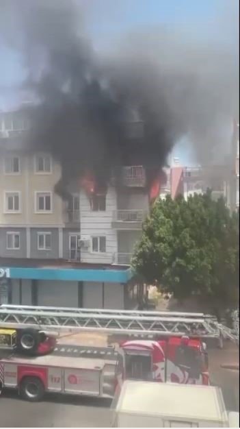 Antalya’da yangında balkonda mahsur kalan kadını itfaiye kurtardı