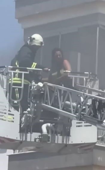 Antalya’da yangında balkonda mahsur kalan kadını itfaiye kurtardı