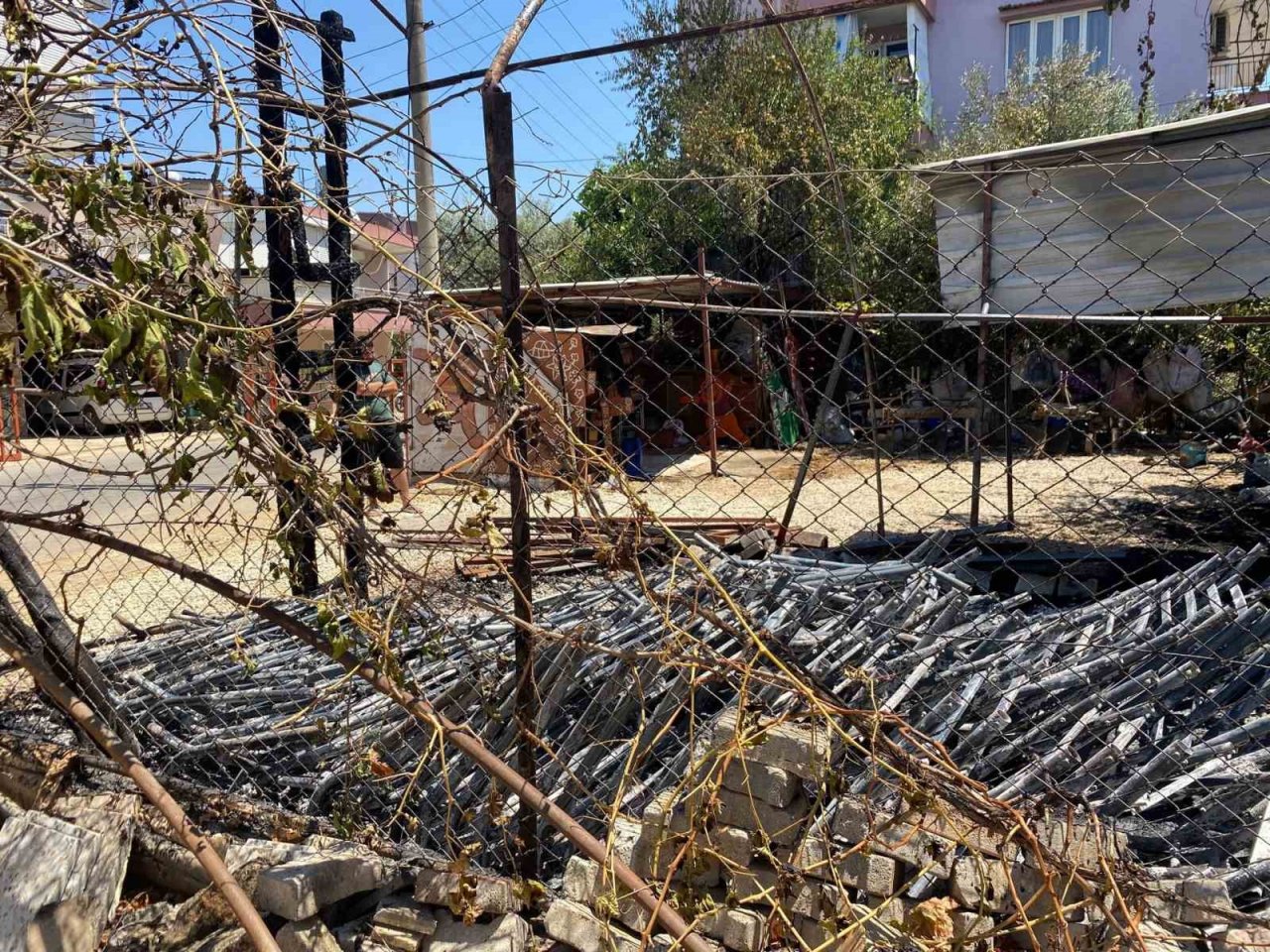 Geleceğim’ dediği masa ve sandalyeleri gözü önünde küle döndü.