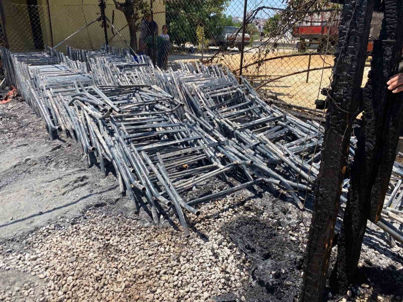 Geleceğim’ dediği masa ve sandalyeleri gözü önünde küle döndü.