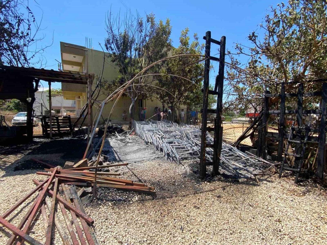 Geleceğim’ dediği masa ve sandalyeleri gözü önünde küle döndü.