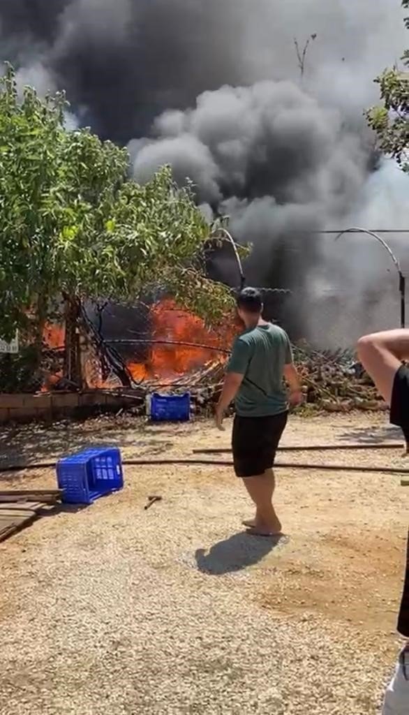 Geleceğim’ dediği masa ve sandalyeleri gözü önünde küle döndü.