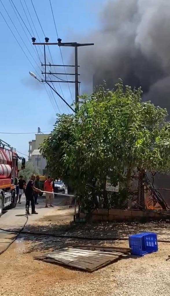 Geleceğim’ dediği masa ve sandalyeleri gözü önünde küle döndü.